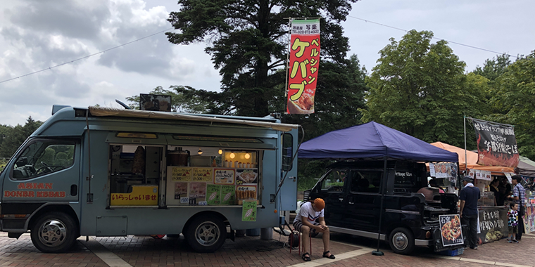 おもちゃ博物館の外にあるキッチンカーの画像