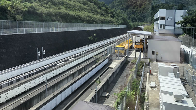 わくわくやまなし館3F展望室から線路を見た画像